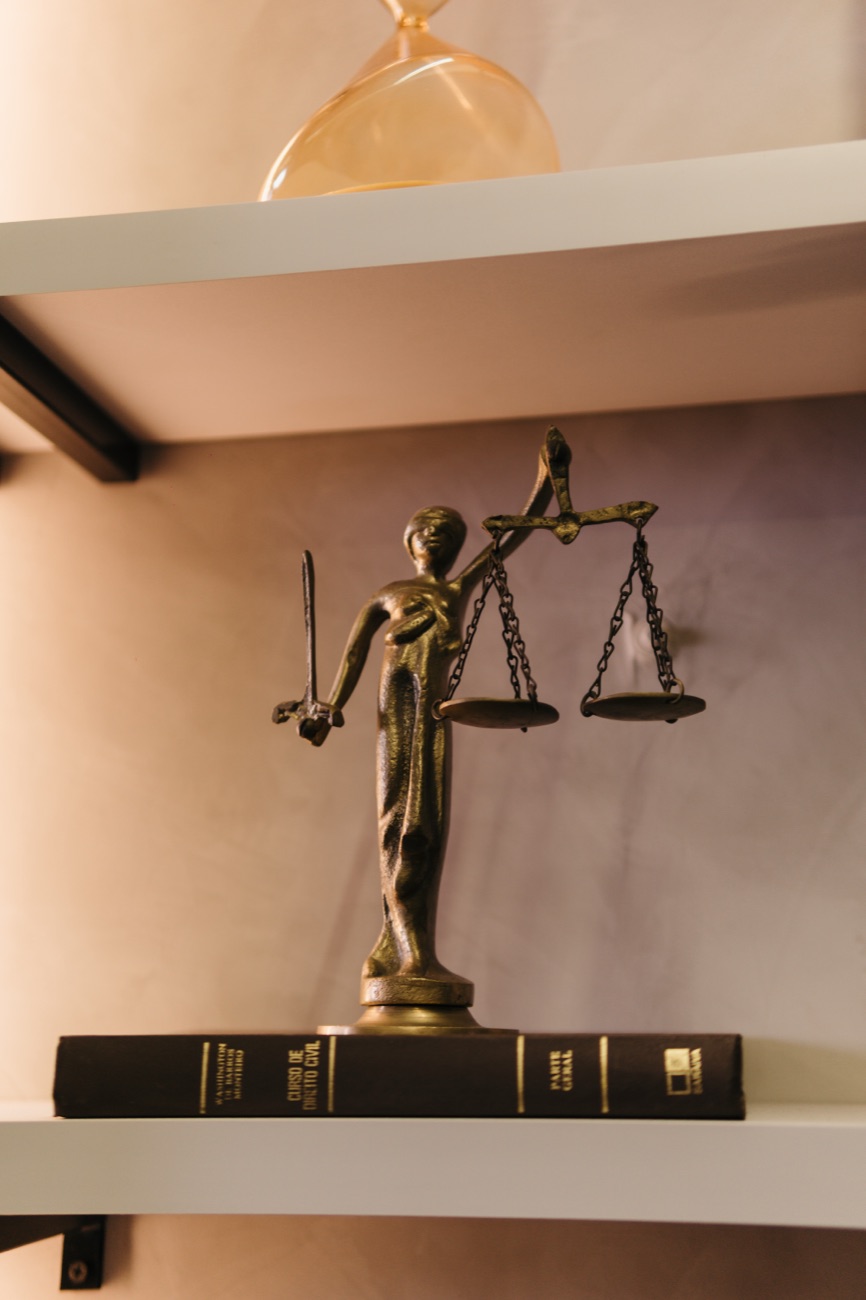 Estátua da Justiça sobre código de Direito Civil